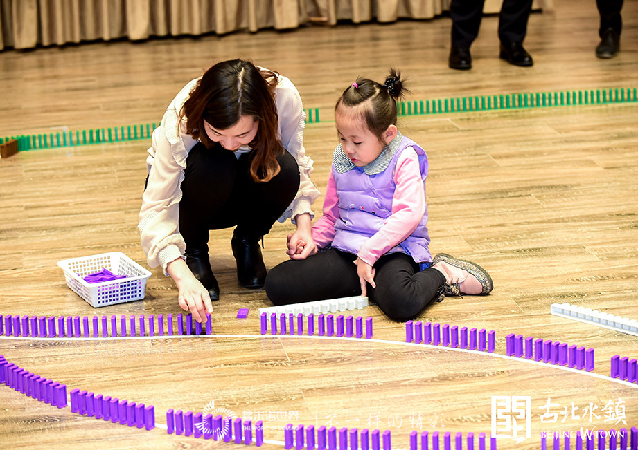 多米诺骨牌搭建 “长城下的星空小镇”，增彩客户答谢会