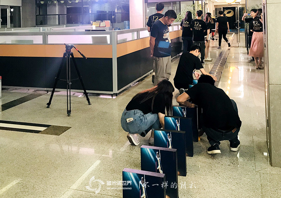 美仑美奂多米诺骨牌秀开场，金鹰女神华丽登场