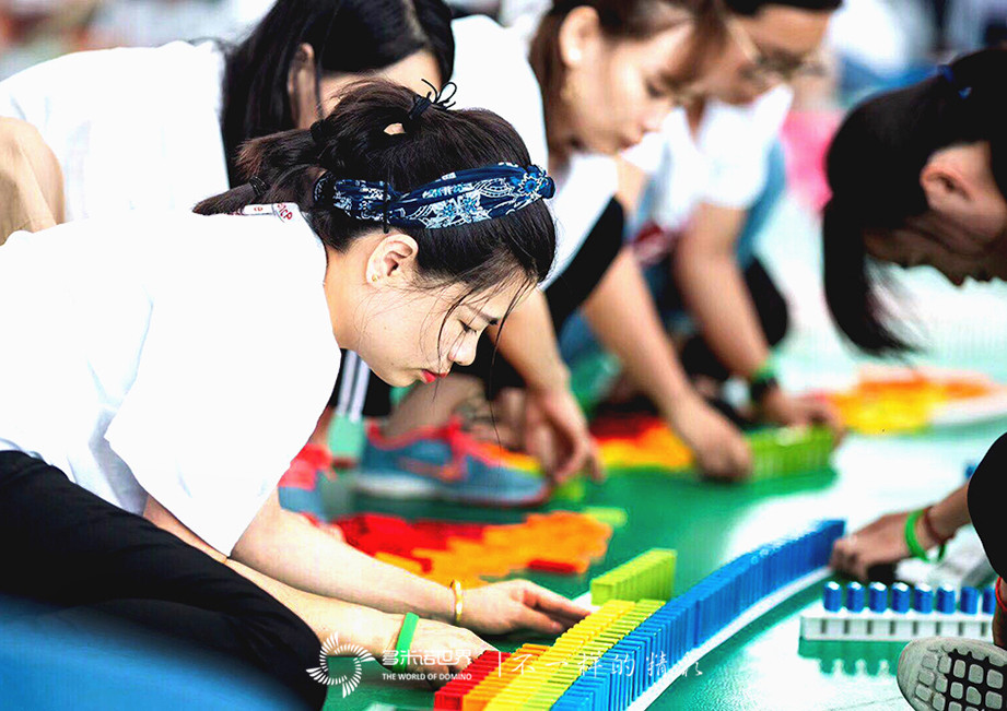 雅莹多米诺团队大挑战祝福集团30周年