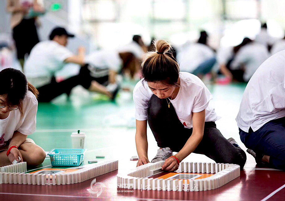 雅莹多米诺团队大挑战祝福集团30周年