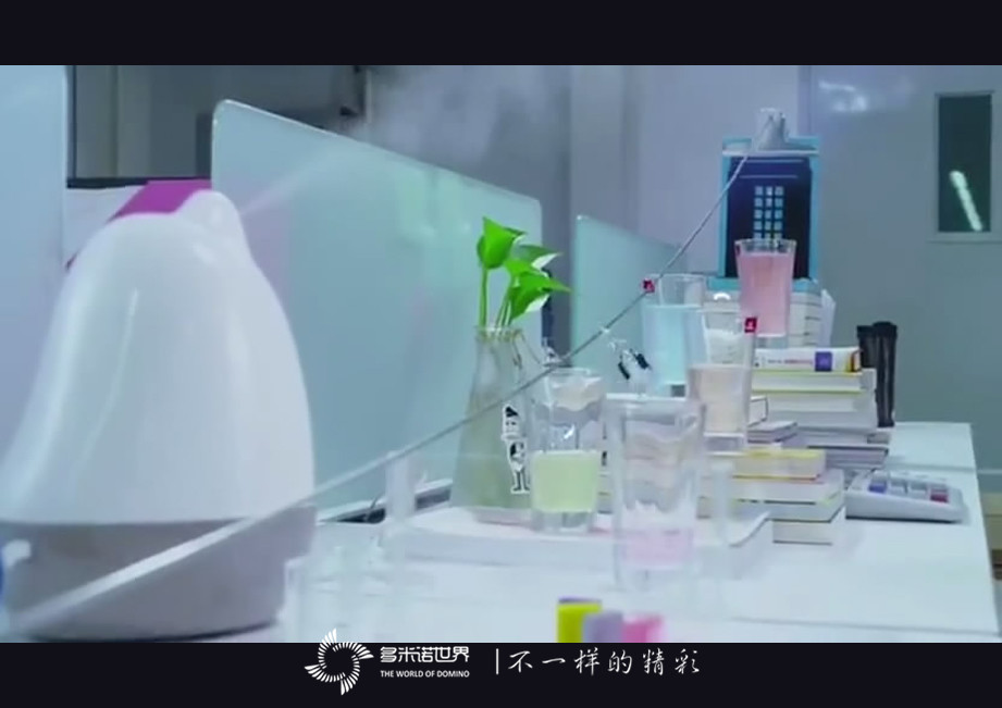 “I’m BACK！”黑莓视频—精巧多米诺装置展示KEYone新品特性