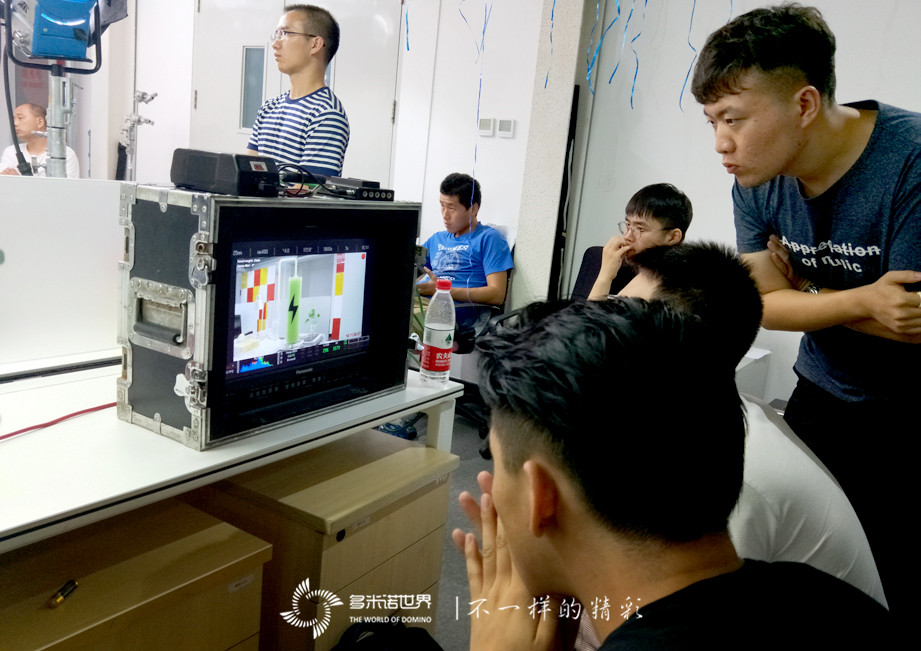 “I’m BACK！”黑莓视频—精巧多米诺装置展示KEYone新品特性