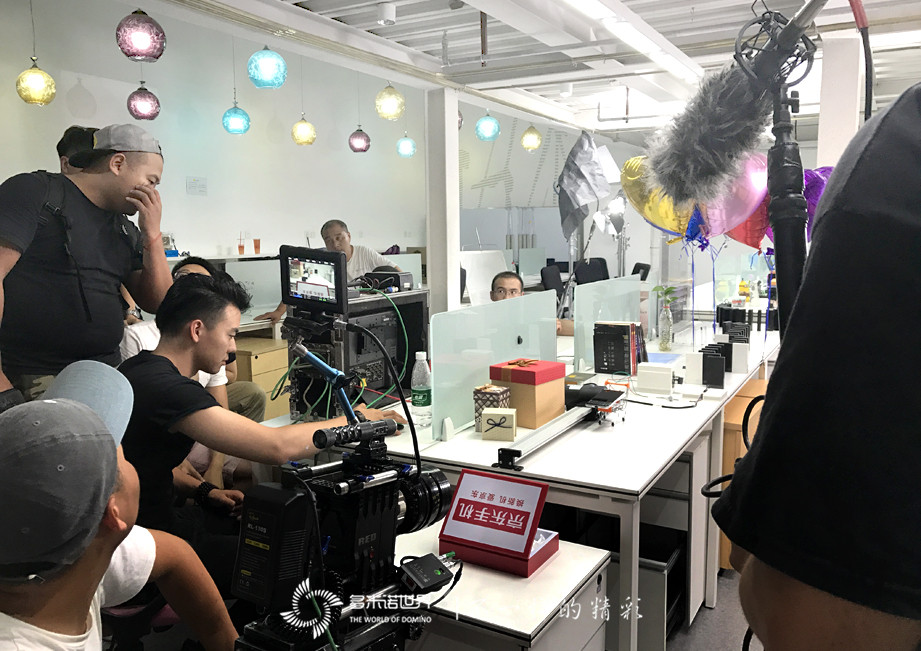 “I’m BACK！”黑莓视频—精巧多米诺装置展示KEYone新品特性