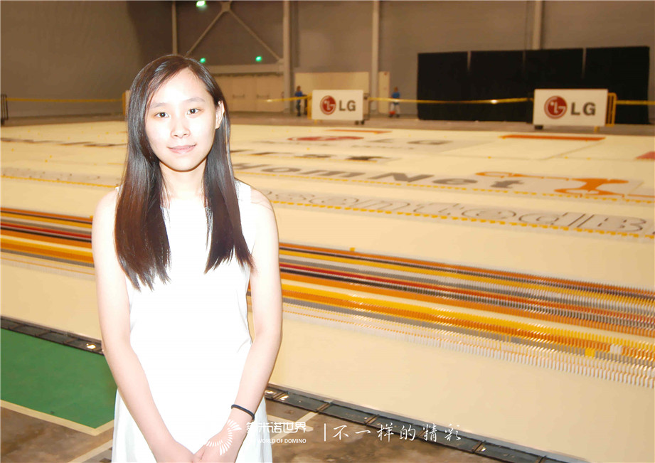 30万张骨牌应声展现，多米诺世界纪录在热泪中创立