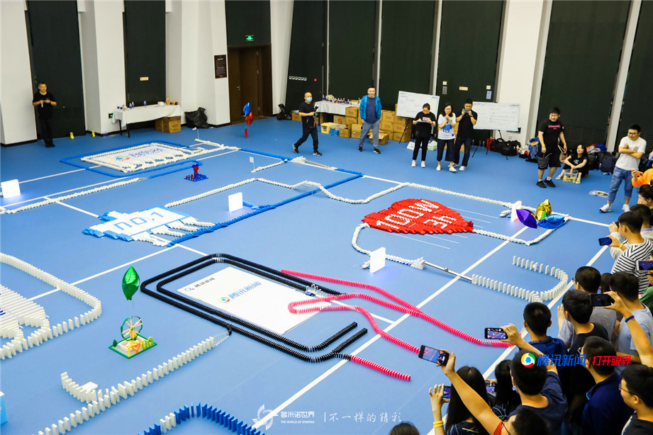 腾讯新闻联合团建多米诺极限挑战