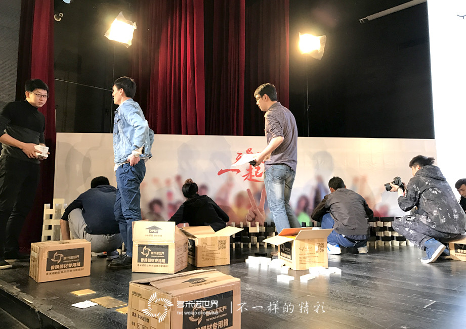 壮观多米诺骨牌墙，启动Y2Game两周年盛典