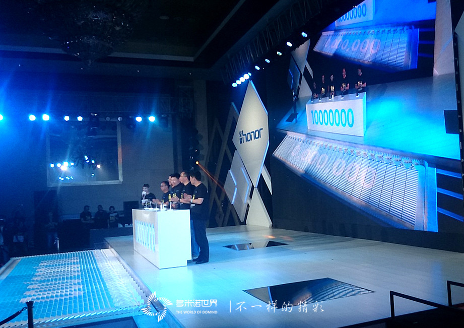 多米诺庆贺“荣耀畅玩4X”销量破千万   