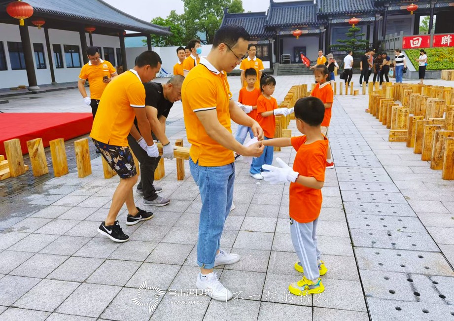  1万块多米诺骨牌，总长2500米！象山影视城“演绎”长征路