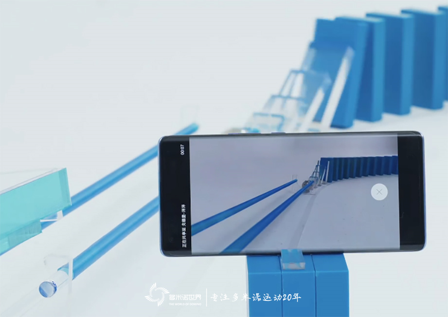 用华为nova9手机记录多米诺骨牌的一镜到底